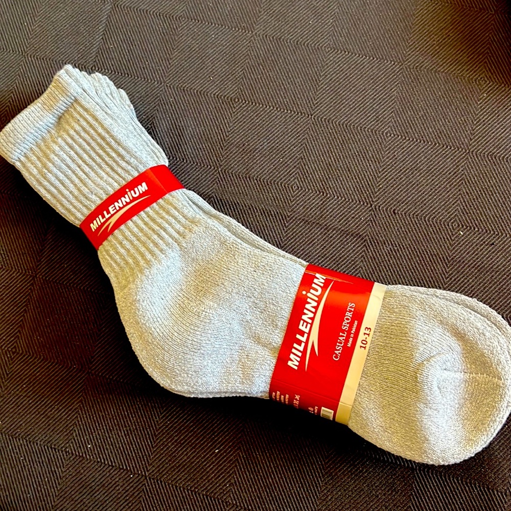 Heavy weight & soft !  New 4 pack of Men’s Athletic Grey Crew Heavy Sport Socks